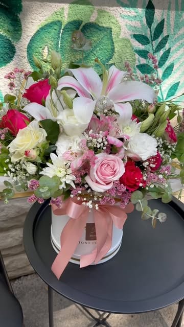 Raskošan flower box sa ljiljanima i ružama